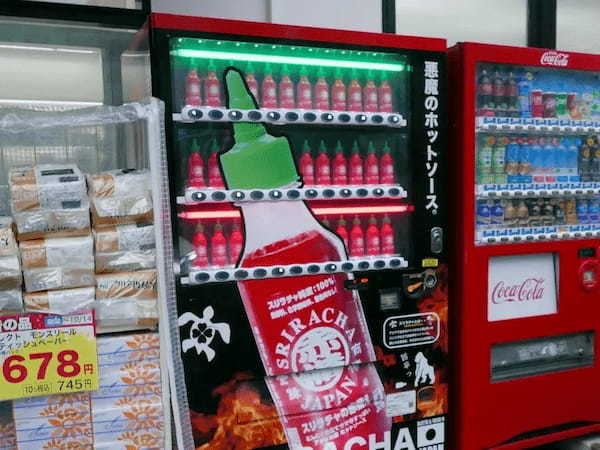 “悪魔のホットソース”が買える謎の自販機　サビ抜き寿司しか食べられない筆者が買って実食してみた