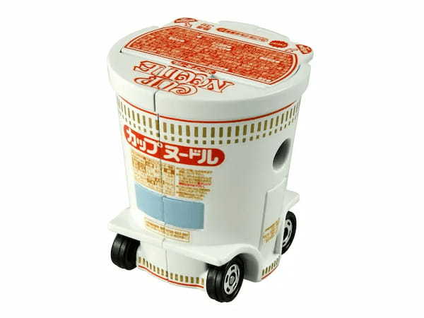 カップヌードルとトミカのコラボ商品2種が発売　Wタブになってリニューアル！