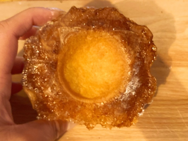 クリームたっぷりで後引く美味しさ。菊池市にある「よしのや菓舗」のシュークリームはコスパも良いし、疲れた身体を癒してくれる。