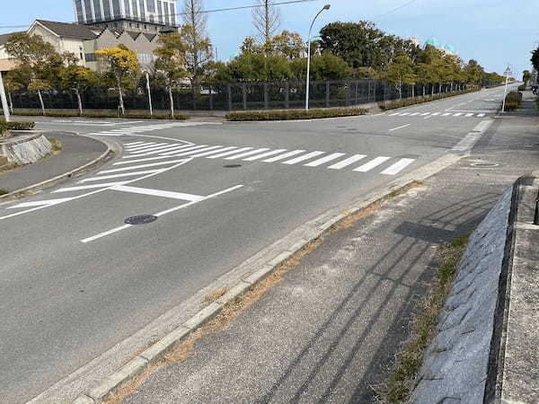 「信号標識なしの交差点、どっちが優先？」道幅やセンターラインがアテにならない時、最終手段はコレを見ろ！