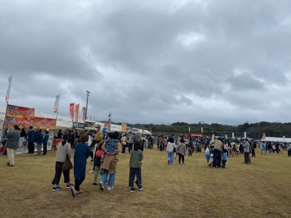 行列を避ける傾向にある熊本県人が列をなしてたので、その先に何があるのか行ってみたら芋ほりしてた