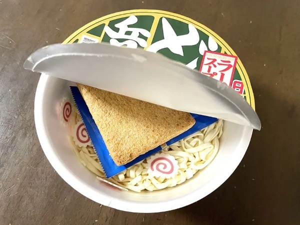 どんな味なんだ！？「日清どん兵衛特盛 ラーメンスープの！？きつねうどん」が謎すぎたので食べてみた結果
