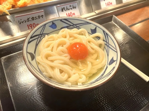 丸亀公式オススメの「釜玉うどん＋天だれ」　やってみたら想定外の味わいに