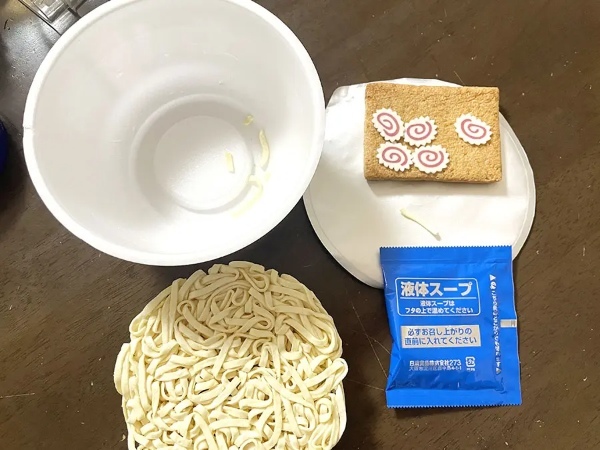 どんな味なんだ！？「日清どん兵衛特盛 ラーメンスープの！？きつねうどん」が謎すぎたので食べてみた結果