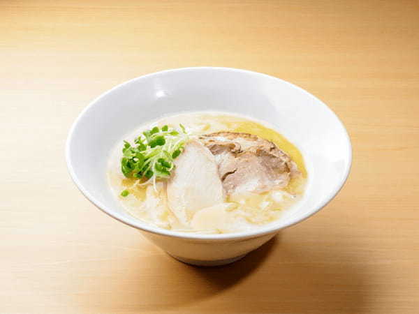 有名焼鶏店で長年、大将を務めた篠田茂治が鶏白湯らーめん店「らーめん 茂治」を2024年6月6日、神宮前 外苑西通りに新規オープン