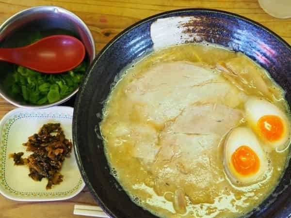 176号線ぞい三與志堂で旨み凝縮ドロドロスープの豚骨醤油ラーメン食べてきた【にしつーグルメ】