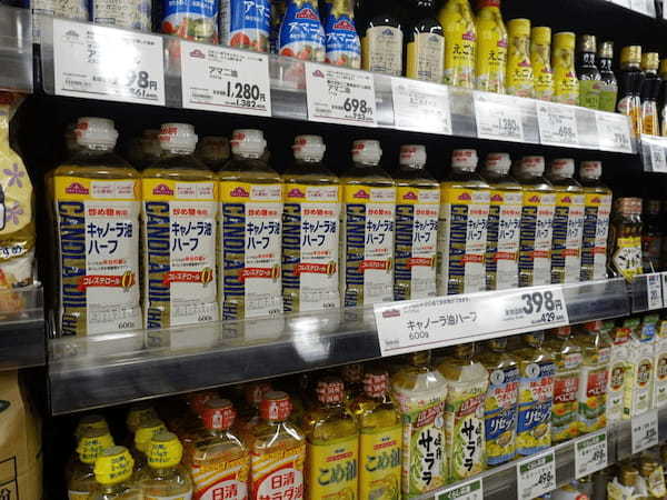 従来の半分の量で炒め物ができる!?イオンのトップバリュ「キャノーラ油ハーフ」は何がすごい?