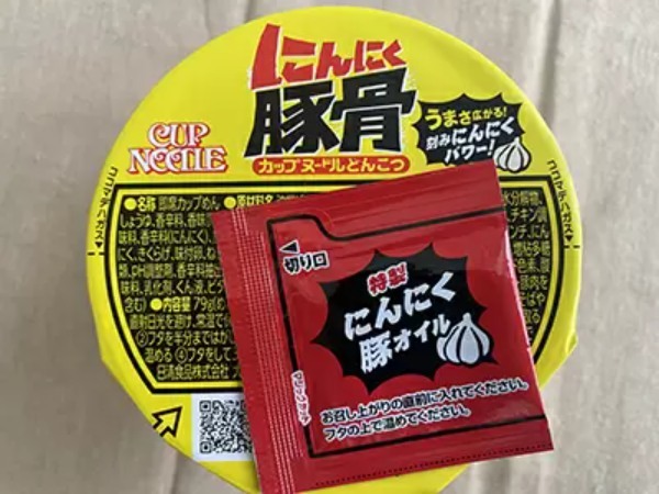 にんにくとスモーク。香りで攻めるカップヌードル新商品の実力は？