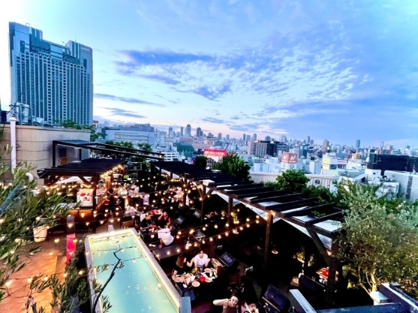 年間2万人以上が来店する大人気の都市型BBQビアガーデン『THE ROOFTOP BBQ（ザ・ルーフトップバーベキュー）』が今年も4月1日（土）大阪なんばパークス屋上にオープン！