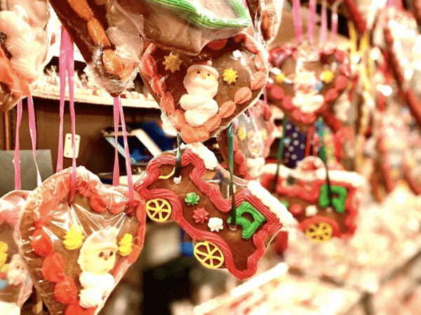 ドイツの伝統菓子「レープクーヘン」、クリスマスの飾り付けにされるクッキーのような見た目のケーキ