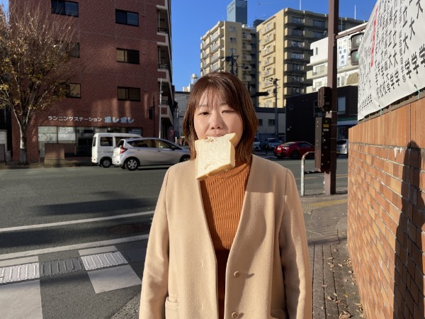 食パンくわえて「遅刻遅刻～」って角を曲がったら恋が生まれるのか