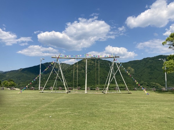 竜門ダム芝生広場に突如現れた『絶景ブランコ』。壮大な景色を独り占め！