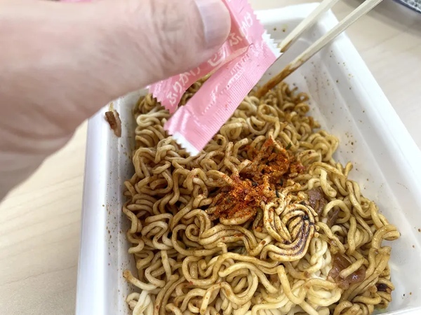 【本音レビュー】ペヤング謎の新商品「アパ社長カレー味やきそば」を食べた結果