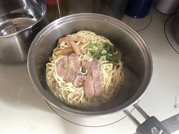 どうなってんだ！？謎技術「お水がいらない ラーメン横綱」ってどんなの？実際に作ってみた