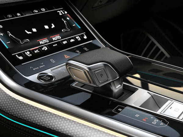 デザイン、快適性、テクノロジーが改良された新型「アウディQ7」は、ストリートで印象的な存在感を放つ一台に。