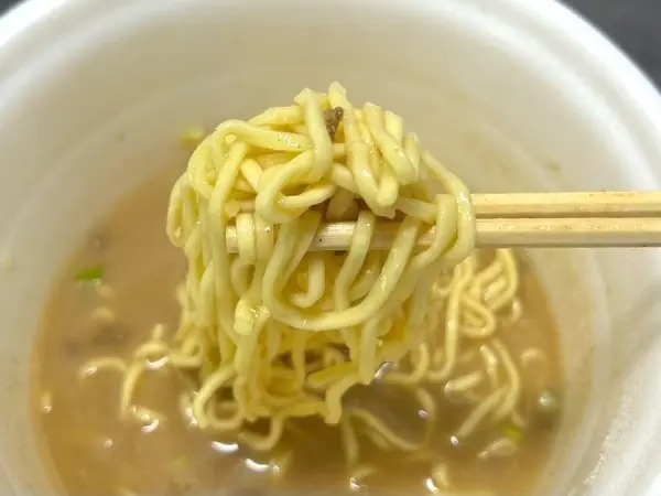 1つで2度美味しい「味変カップ麺」食べてみた　関西風も関東風も楽しめる？