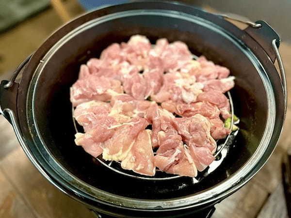 キャンプで大活躍！ 燻製も揚げ物も炒飯も作れる、雰囲気バツグンの“万能・囲炉裏鍋”