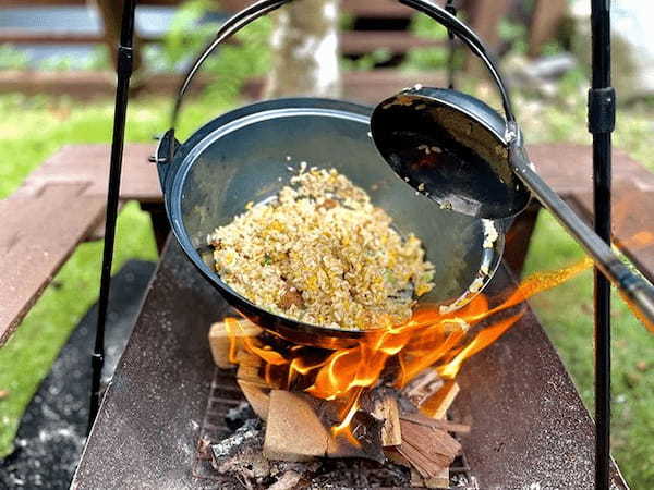 キャンプで大活躍！ 燻製も揚げ物も炒飯も作れる、雰囲気バツグンの“万能・囲炉裏鍋”