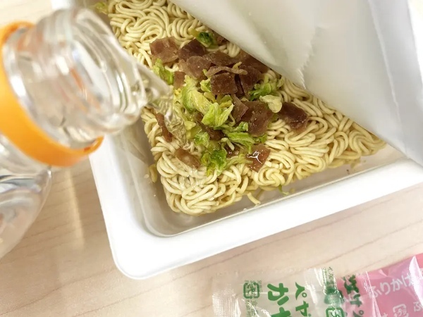 【本音レビュー】ペヤング謎の新商品「アパ社長カレー味やきそば」を食べた結果