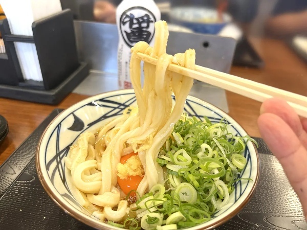 丸亀公式オススメの「釜玉うどん＋天だれ」　やってみたら想定外の味わいに