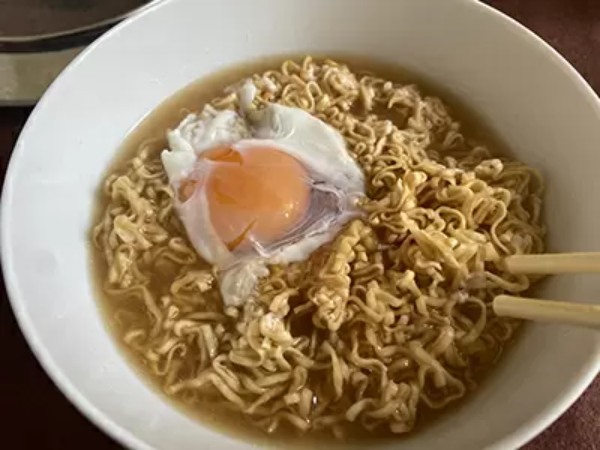 話題の0秒チキンラーメン禁断のチャレンジ！　熱湯＆生たまごで調理した結果は…？