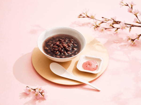 桜満開！春の訪れを感じる“桜味”のぜんざいと、伝統ある“遊山箱（ゆさんばこ）”を治一郎ならではの形でお届け。2023年3月3日（金）より期間限定販売