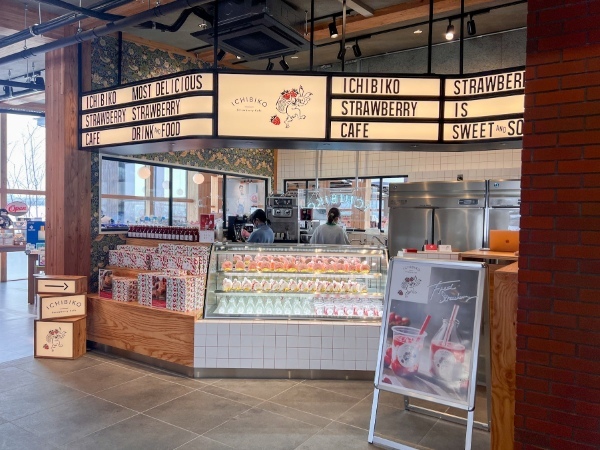北海道ボールパークFビレッジ店オープン / 生いちごたっぷり「生いちびこミルク」や、メレンゲの新感覚スイーツ「いちごくるるん」新発売 / いちごスイーツ専門店『いちびこ(ICHIBIKO)』