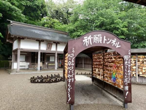 【岡山】桃太郎を祀り、鬼が眠る神社。国宝・本堂拝殿は全国唯一の様式