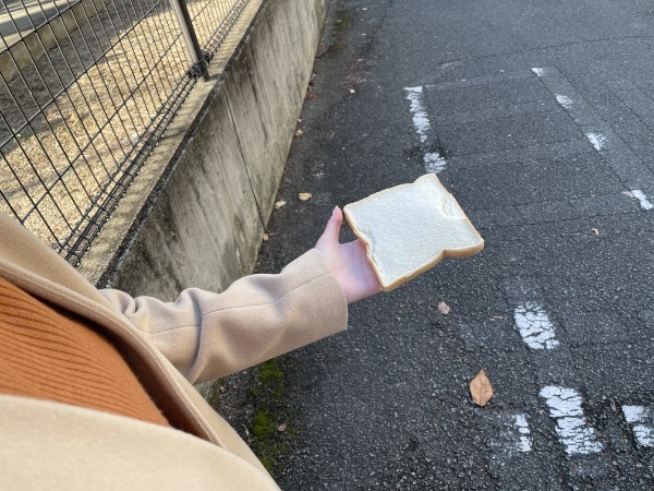 食パンくわえて「遅刻遅刻～」って角を曲がったら恋が生まれるのか