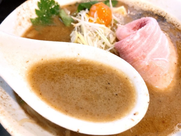 新感覚のラーメン！「麵屋 友来」には、あっさり派もこってり派も満足できる煮干しラーメンがあった。