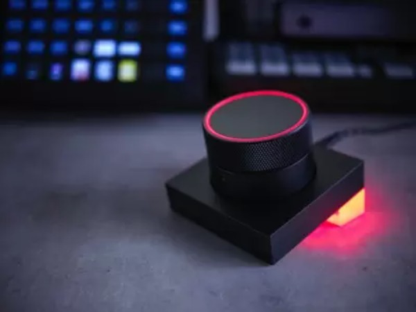 ケースに第三のチップを搭載した新発想の完全ワイヤレスイヤホン！　「CYBERBLADE」が超低遅延＆非圧縮音源で革命を起こす