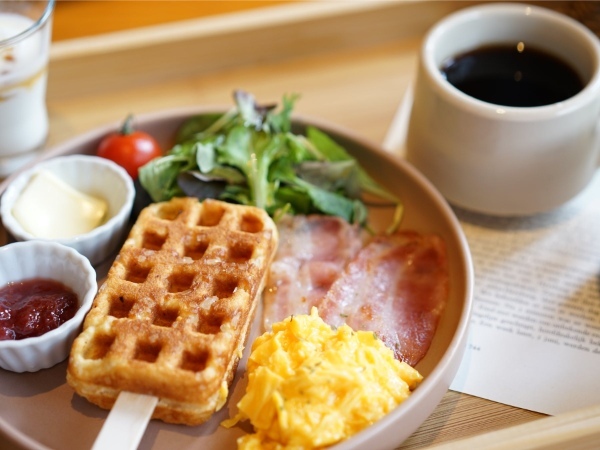 【まるで、食べるピーチティー？！】おうちで華やかヌン活気分｜しゃりもち食感がクセになる！京ワッフル専門店が作る、桃×アールグレイの〈フラワーピーチティーワッフル〉が8/10（木）〜発売開始