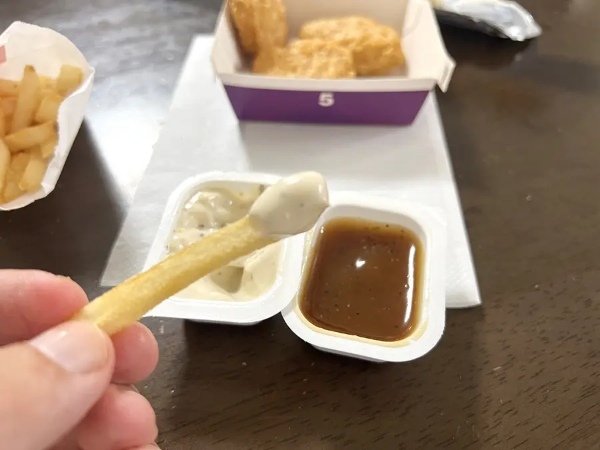 マックの新作ナゲットソースはクセになる系　「炭火焼き鳥風」「燻製風たまごタルタル」の味をたしかめてみた