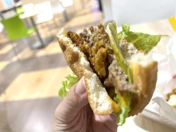 ドムドムバーガーの「とろけるチーズカレーバーガー」どんな味！？食べてみた