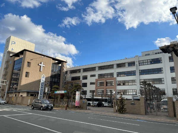 食パンくわえて「遅刻遅刻～」って角を曲がったら恋が生まれるのか