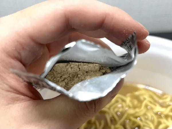 1つで2度美味しい「味変カップ麺」食べてみた　関西風も関東風も楽しめる？