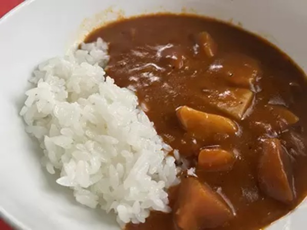 本物の激辛野郎はどっちだい！？　注目度MAXのレトルトカレーを食べ比べ