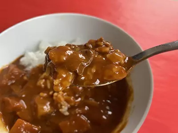 本物の激辛野郎はどっちだい！？　注目度MAXのレトルトカレーを食べ比べ