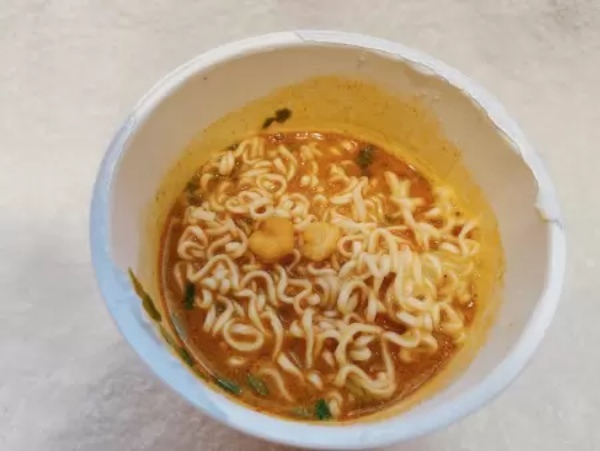 カルディのカップ麺＆ライスでタイ気分を満喫！ お湯を注ぐだけで本格的な味わい