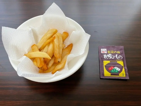 フライドポテトとお吸いものの素が相性バツグン！？Twitterで話題の「和風フラポテ」試してみた