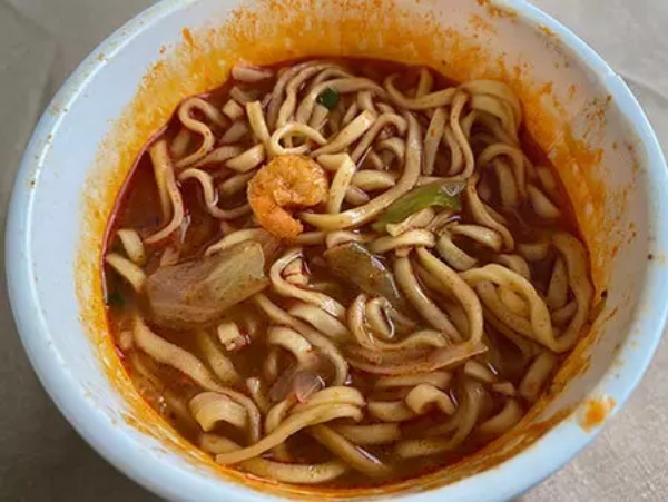 海老がカップヌードル＆中本を翻弄！？　新作カップ麺の味わいや如何に！