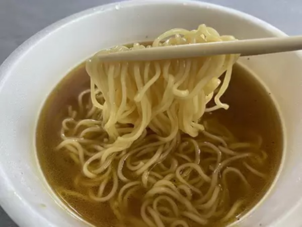 「麺とスープだけ」を実食しつつ検証！　カップラーメンに具材は本当に不必要か？