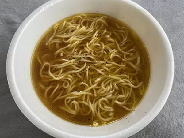 「麺とスープだけ」を実食しつつ検証！　カップラーメンに具材は本当に不必要か？