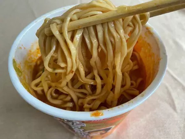 海老がカップヌードル＆中本を翻弄！？　新作カップ麺の味わいや如何に！