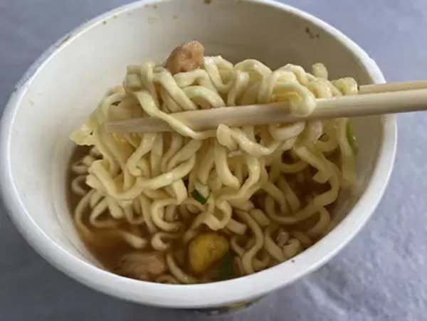 「麺とスープだけ」を実食しつつ検証！　カップラーメンに具材は本当に不必要か？