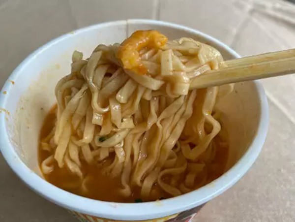 海老がカップヌードル＆中本を翻弄！？　新作カップ麺の味わいや如何に！