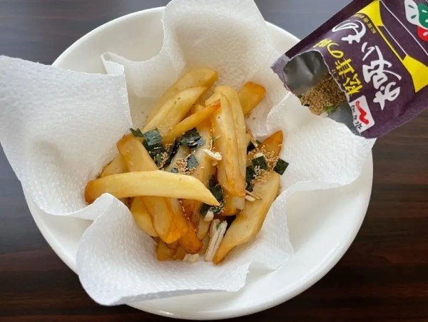 フライドポテトとお吸いものの素が相性バツグン！？Twitterで話題の「和風フラポテ」試してみた