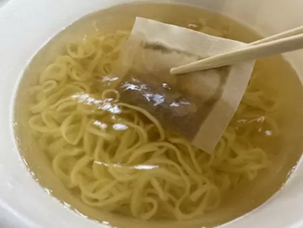 「麺とスープだけ」を実食しつつ検証！　カップラーメンに具材は本当に不必要か？