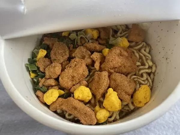 「麺とスープだけ」を実食しつつ検証！　カップラーメンに具材は本当に不必要か？