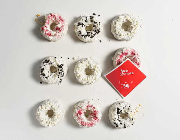 【koe donuts】牛乳石鹸「カウブランド赤箱」と初のコラボレーション！ふわふわの泡をイメージした焦がしバタードーナツが登場